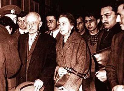 -Kim yapıyor bunu? Darbeciler, Halk Partililer ve onlarla birlikte hareket eden basın ve üniversite. 23 millî birlikçi için parlamentonun önüne heykeli yapılsın diyor, millî damat Metin Toker, Akisteki başyazısında. İnönü de ihtilali yapanlar için asil ihtilalciler diyor. -Nasıl bir bağ var aralarında? Üniversite ile devamlı gergin bir ortam oluşmuş, üniversiteye karşı DP önderleri gergin bir ilişki içinde olmuşlar. Basın da öyle. DPyi destekleyen basın İstanbulda Son Havadis ve Ankarada Zafer. Bütün diğer gazeteler Cumhuriyet, Dünya, Hürriyet, Milliyet, Ulus; önemli gazeteciler Falih Rıfkı, Ahmet Emin Yalman, Halk Partili ve iktidara karşı. İnönü ile Menderes arasında zaman zaman yumuşama oluyor ama bu aşağıya yansımamış. Basın gerilimi artırıyor, radyo elinde ama kötü kullanılmış. 27 Mayıs ortamının hazırlanması kolay olmuş.