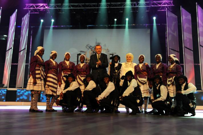 ''130 ülkenin evlatlarına, sevgili gençlere, sevgili çocuklara, Türkçe sevdalılarına, 'ülkemize, Türkiye'ye hoş geldiniz' diyorum. Güzel Türkçemize kendi seslerini, kendi nefeslerini, renklerini ve ahenklerini katan tüm öğrencilere, bizlere bu heyecanı ve coşkuyu yaşattıkları için teşekkürlerimi sunuyorum. 9 yıldır dünyanın dört bir yanından gelen dost ve kardeş ülke gençlerini dinlerken, izlerken sevindiğimiz, tebessüm ettiğimiz, kimi zaman kahkaha ile güldüğümüz kadar inanın gözyaşlarımızı da gizleyemedik. Bu gözyaşları hüznün, acının, elemin gözyaşları değil, Türkçenin yüreklerimizde bıraktığı derin teessürün, sevincin, coşkunun, heyecanın gözyaşlarıdır. Bize bizi hatırlatan, bize özümüzü, bize sözümüzü hatırlatan her bir kardeşimize ülkem, milletim adına yürekten, gönülden şükranlarımı sunuyorum.''
