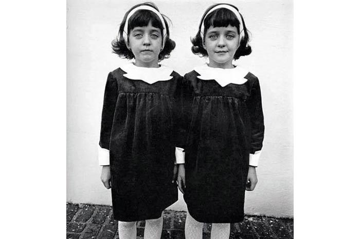 10. Diane Arbus, 'Identical Twins Roselle' (1967), 478.400 Dolar.