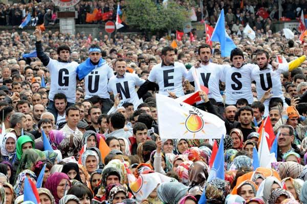 Memleketi Rize'de halka hitap eden Başbakan Erdoğan, muhalefeti çok sert sözlerle eleştirdi. Çok kalabalık bir meydana hitap eden Erdoğan, pankartlardaki yazılarla keyiflendi.