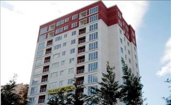 HOME ART
Kavi Yapının İstanbul Sefaköyde inşa ettiği Home Art Evlerinde, 68 ile 178 m2 arasında 1+1, 2+1, 3+1 ve 4+1 daire seçenekleri sunuluyor. 76 konuttan oluşan projede satılık 20 daire kalmış. Halen satışı devam eden 1+1 ve 2+1 dairelerin fiyatları 110 bin ile 180 bin lira arasında değişiyor. 1+1 daireleri 3 bin, 2+1leri ise 5 bin lira peşinatla banka kredisi kullanarak aylık yüzde 1.05 faiz ve 120 ay vadeyle satın almak mümkün. Tek blok olarak inşa edilen projede, sosyal tesisler teras katında bulunuyor. Dinlenme salonları, güneşlenme terası, fitness salonu, çocuk oyun parkları ve yürüyüş alanları bulunan sitede, 24 saat kameralı güvenlik hizmeti sunuluyor.
Web: www.ozyurtlar.com
Tel: 444 40 27