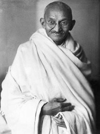 ÖRTÜNMEK İŞİN GİYİNMEK!

İngiltere Kralı George ile görüştüğü sırada, Gandi'nin üzerinde her zamanki gibi beyaz örtüsü varmış. Davetten çıkınca, bir gazeteci sormuş:

"Kıyafetiniz, bir kralla buluşmak için yeterli miydi?"

Gandi, hiç aldırmadan cevap vermiş:

"Kral, ikimize de yetecek kadar giyimliydi."
