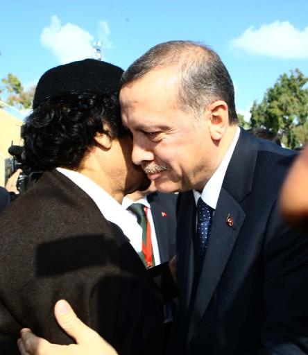 Başbakan Erdoğan ile Libya Lideri Albay Muammer Kaddafi arasındaki görüşme sona erdi. Albay Kaddafi'nin çadırında yapılan görüşme, yaklaşık iki buçuk saat sürdü. Erdoğan'ın ABD'nin bombaladığı binanın defterine düştüğü not dikkat çekti.