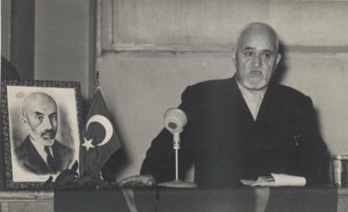 Son devrin din adamlarından öğretmen, gazeteci, politikacı ve fikir adamı Hasan Basri Çantay:
Eski gazetecilerden merhum Sinan Omur Bey anlatıyor: Hasan Basri Çantay anlatmıştı. Mecliste Reisicumhur seçilirken Üstad da orada hazır bulunuyor. Reisicumhuru kasdederek, "Gideyim şuna birşeyler söyleyeyim" diyor. Bunun üzerine, başta Hasan Basri Çantay olmak üzere oradakiler korkuyorlar. "Şimdi gider, birşey söyler, bizi de tehlikeye atar" diye Bediüzzaman'a mani olmaya, onu zorla durdurmaya çalışıyorlar. Ama Üstad dinlemiyor, gidiyor.
Paşa, "Buyurun, bir emriniz mi var?" diyor.
"Estağfirullah, emrim filan yok. Sana söylüyorum: Halim ol, selim ol, refik ol, şefik ol. İşte sana söyleceğim budur." Mustafa Kemal paşa "Teşekkür ederim" diyor, kendisini kapıya kadar uğurluyor.
Bana yine Hasan Basri Çantay anlatmıştı: "Ondan sonra Mustafa Kemal, Bediüzzaman'a Şark vilayetleri müfettişliğini verdi. Diyanet İşleri Reisliğini verdi. Fakat Bediüzzaman bunların hiçbirini kabul etmedi. Mebusluk verdi. Yine reddetti. Büyük Üstad Bediüzzaman biliyordu ki, M.Kemal kendisini bu şekilde susturacak ve harcayacaktı. Zamanın müceddidi hiç kanar mı böyle tekliflere?" (Son Şahitler:1-s:99-100)