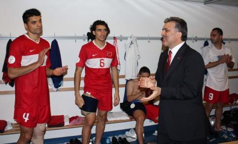 Gül, Millilere, 'Türkiye'de şampiyon gibi karşılanacaksınız' dedi.
