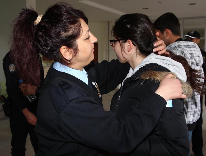 Geç kalarak stres yaşamak istemeyen öğrenciler, dakikalar önce sınav merkezlerine akın etti.