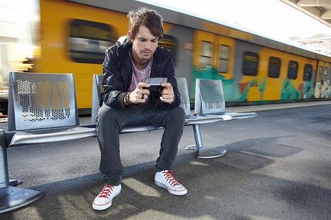 Sony'nin PlayStation oyun konsolu ile akıllı cep telefomnu özelliklerini birleştiren Sony Ericsson'un cihazının kayan kapağının altında oyun oynamaya yönelik tuşları bulunuyor.