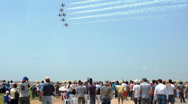 Türk Hava Kuvvetleri'nin 100. yılı nedeniyle 20 ülkeden 99 uçağın yer aldığı İzmir'deki hava gösterisine 32 yıl aradan sonra İranlı bir askeri yetkili de davet edildi.