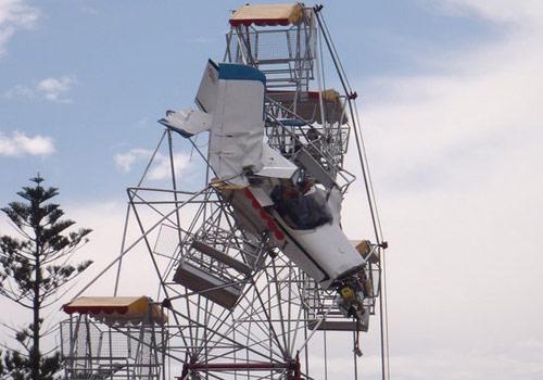 Avustralya'da görenleri hayrete düşüren bir olay yaşandı. Taree kentinde bir lunaparkta hareket halinde olan dönme dolaba uçak çarptı. Şans eseri kaza sonrasında ölen yada yaralanan olmadı.