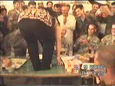 Saddam Hüseyin'in Tikrit'teki sarayında felekten bir gece çalan Amerikalı askerler ve Kürt peşmergeler Kürt ve Arap kadınlarla böyle eğleniyorlar...
