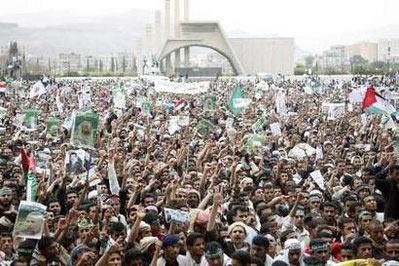 İsrail'in Gazze katliamı protesto eden yüzbinlerece Yemenli, kendi liderlerinin tepkisizliğine, Chavez, Erdoğan ve Şeyh Hamad'ın posterlerini taşıyarak isyan etti.