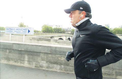 Paris'in en seçkin semtlerinden birinde ultra lüks bir rezidansta kalan Cem Uzan, her sabah on kilometre sağlık koşusu yapıyor, bir yandan da Fransız makamlarının hakkında vereceği kararı bekliyor.