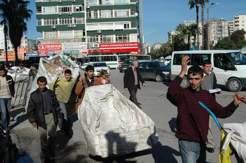 Adana Atık Toplayıcılar Yardımlaşma ve Dayanışma Derneği (ATYD) üyeleri, "Hakkımızı istiyoruz" diyerek eylem düzenledi.