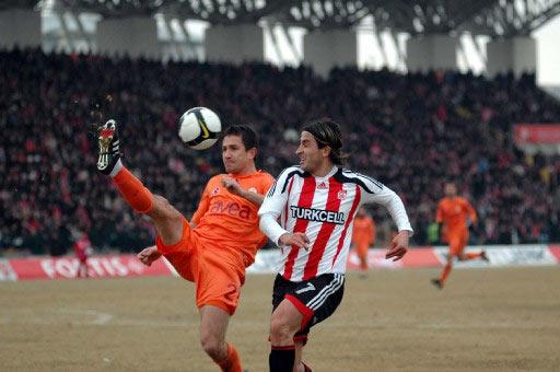 Sivasspor ile Galatasaray arasında oynanan Türkiye Kupası çeyrek final rövanş maçında tur atlayan takımı penaltı atışları belirledi.