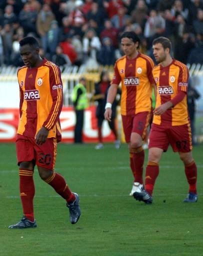 Antalyaspor, 5 dakika intika ilave edilen maçta Galatasaray'ı sahasında ilk kez yenerken sarı kartlar havada uçuştu. Bir kırmızı kart çıktı ama iptal edildi. G.Saray bu sezon 5. yenilgisini aldı