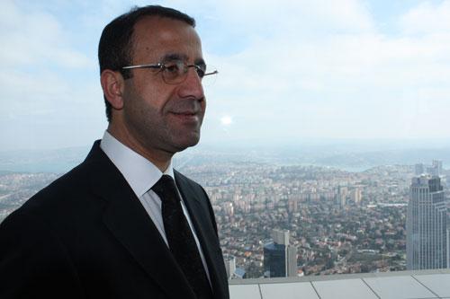 Nahit Kiler ve fonda İstanbul manzarası... Yer seyir terası...