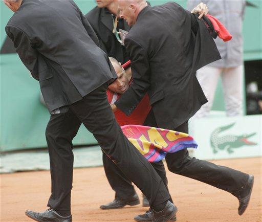 Tenis tarihinin en başarılı oyuncularından Roger Federer, kortta tarih yazarken sahaya dalarak taşkınlık yapan bir seyirci de kendi çapında tarih yazdı.