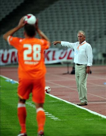 2009-2010 Sezonu perdesini açtı. Şampiyon Beşiktaş, açılış maçında İstanbul Belediyespor'la öne geçtiği maçta 1-1 berabere kaldı...