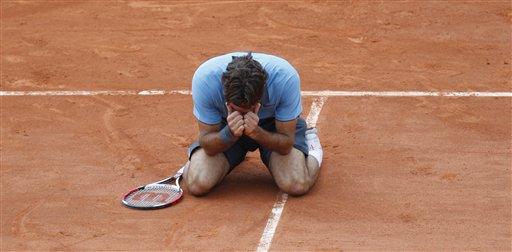 Roland Garros'u hiç kazanamamış 13 Grand Slam şampiyonu Roger Federer, hayatının en büyük hayalini gerçekleştirip daha önce 3 kez finalde Nadal'a yenildiği Fransa Açık'ta şampiyon oldu...