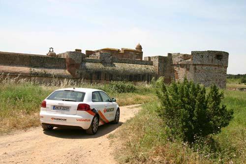 Gerhard Plattner, Audi A3 ile 72 saatte üç kıtayı kat ederek bir dünya rekoruna imza attı.