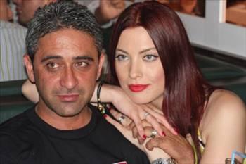 <p><strong>ARZU YANARDAĞ - SERHAT TÜRKKAN<br /><br /></strong>Eski manken Arzu Yanardağ başarısız bir evliliğin ardından mutluluğu Serhat Türkkan'da buldu. Serhat Türkkan işadamı. Yanardağ'ın önceki evliliğinden bir kızı var.</p>