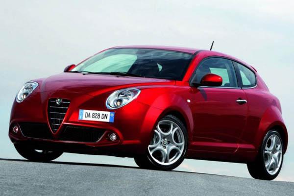 <strong>ALFA ROMEO-LANCIA</strong><br><br>

TÜRKİYE pazarına 3ü benzinli biri dizel olmak üzere 4 farklı motor seçeneğiyle ithal edilen ve Ağustos ayında Euro kuruna 2.20 TLde fren yaptıran Alfa Romeo Giuliettanın benzinli versiyonları 22 bin 500 Eurodan başlayan fiyatlarla satışa sunuluyor.