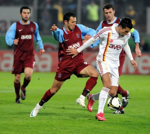 4 golle biten ve nefes kesen Trabzonspor-Galatasaray maçında sahada oyuncular mücadele verirken tribünlerde de renkli görüntüler vardı.
