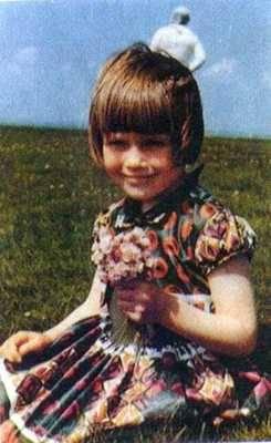 13- 1964te Jim Templeton tarafından çekilen bu fotoğrafta küçük kızın arkasında bir uzaylı göze çarpıyor. Templeton fotoğrafı çekerken etrafta kimse olmadığını ısrar etse de fotoğraf kısa sürede UFO uzmanlarının ilgisini çekti. Fotoğrafı analiz eden Kodak yetkilileri ise fotoğrafın gerçek olduğuna hükmetti. Arkaplandaki uzaylının sırrı ise asla çözülemedi.