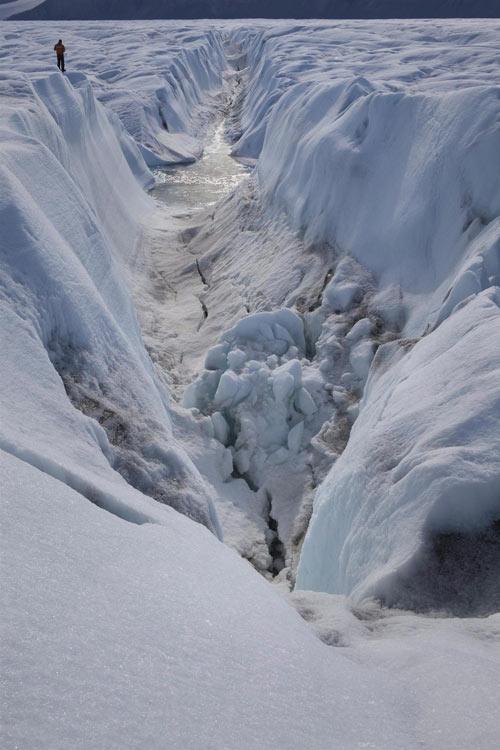 Grönland'daki Petermann Buzul'undan 259 kilometrekare genişliğinde, 182 metre kalınlığında dev bir buz kütlesi koptu. Dev kopuşu görüntüleyenler arasında NASA da vardı. Grönlandın en büyük iki buzulundan biri olan Petermanndan kopan buz kütlesi Nares Boğazına doğru ilerliyor. Yaklaşık 70 kilometre yol kateden buzul kütlesinin çeyreği eridi.