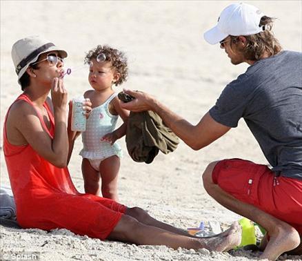 carlı oyuncu Halle Berry, kızı Nahla'nın doğumundan 15 ay sonra, top model eşi Gabriel Aubry ve kızıyla Miami'de tatil yaptı. Çiftin mutluluk tabloları düşman çatlattı