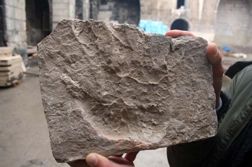 Sivas'taki tarihi Şifahiye Medresesi'nin restorasyon çalışmaları sırasında, üzerinde el izi bulunan 800 yıllık bir tuğlaya rastlandı. Muhtemelen tuğlanın yapımı esnasında el izinin basıldığı ifade edildi.