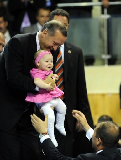 Ak Parti Kütahya İl Kongresinde küçük bir partilinin kız çocuğu sevimliği ile gündeme damgassını vurdu. Herkesin sevmek için biriyle yarıştığı çocuğu makam farkıyla Erdoğan sevdi.