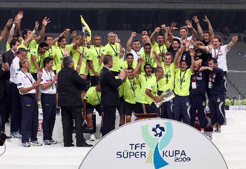 Futbol Federasyonu tarafından bu yıl 4. kez düzenlenen TFF Süper Kupa'yı, Beşiktaş'ı 2-0 yenen Fenerbahçe kazandı. Goller Alex'den geldi...