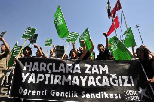 Yükseköğretimin sorunlarının tartışıldığı çalıştayı protesto eden eylemciler, görüşlerini dile getirmesi için içeri davet edildi ama slogan atınca karga tulumba dışarı atıldı