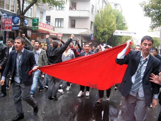 PKK'lıların teslim olması ve demokratik açılımı protesto eden daha çok liseli öğrencilerin olduşturduğu bir grup, Küçükçekmece Sefaköy'de E-5 Karayolu'nu yolunu trafiğe kapatıp sloganlar attı.