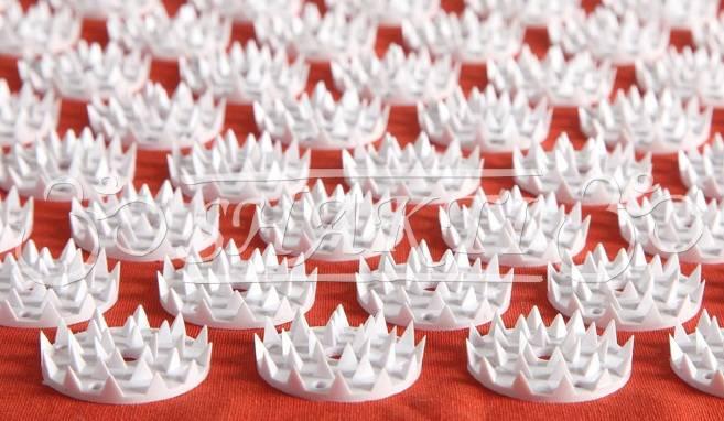 Hint kültüründe binlerce yıllık geçmişi olan çivili yatakların modern ve ''yumuşak'' versiyonu da sitedeki ilgi çekici ilanlar arasında. Hindistan'da yoga yapan kişiler tarafından bedensel ve zihinsel mükemmellik için kullanılan çivili yatakların, meditasyon teknikleriyle acı hissetmeme ve iç huzuru sağlama amacına yönelik olduğu belirtiliyor.