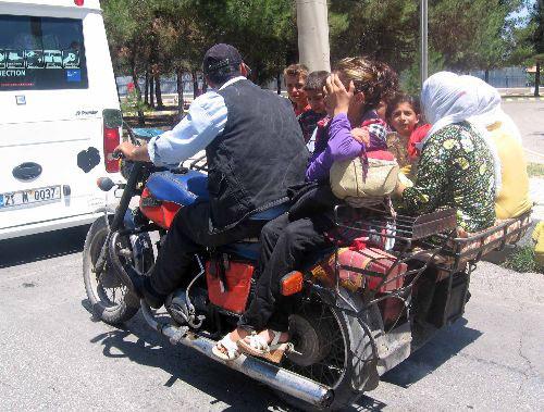 Karayolundaki kazaları asgariye indirmek için çalışmalar devam ederken sürücülerin vurdumduymazlığı bitmek bilmiyor. Diyarbakır'ın en işlek caddesi olan Elazığ Caddesi'nde sepetli bir motosiklete tam 10 kişi bindi.