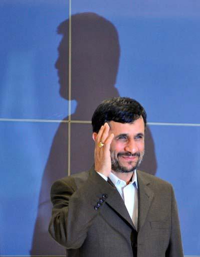 RAN CUMHURBASKANI MAHMUD AHMEDINEJAD, ISTANBUL'DA HEYETLERARASI TOPLANTILARIN SONUNDA DUZENLENEN BASIN TOPLANTISINA KATILMISTI. (SALIH ZEKI FAZLIOGLU)