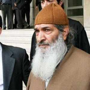 <p><strong>Müslüm Gündüz:</strong> 1990’lı yıllarda televizyon kanallarında yaptığı açıklamalarla Aczimendilerin başı olarak tanındı. Kadıköy’deki bir evde Fadime Şahin’le uygunsuz bir vaziyette basıldı. Şahin’in imam nikâhlı eşi olduğunu söyledi. Geçen yıl bir televizyon kanalına çıktı. 28 Şubat’taki rolünün bir operasyon olmadığını iddia etti. Haksız yargılandığına dair Türkiye aleyhine AİHM’de açtığı davayı kazandı. Mahkeme, DGM’nin askerî üyeleri bulunması sebebiyle başvuruyu haklı buldu.</p>
<p><strong>Aksiyon Dergisi'nin 16-22 Nisan sayısından alıntılanmıştır...</strong></p>
