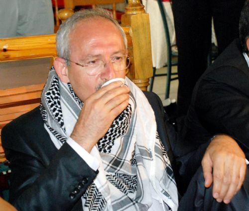 CHP Grup Başkanvekili ve İstanbul milletvekili Kemal Kılıçdaroğlu, Şanlıurfa'yı ziyaret etti. Poşu bağlayıp sıra gecesine katılan Kılıçdaroğlu halkın yoğun ilgisiyle karşılaştı.