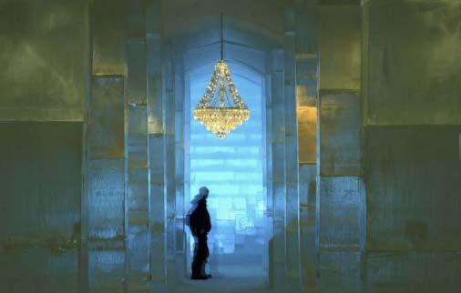 <p><strong><span style="color: #0000ff;">The Ice Hotel</span></strong></p>
<p>Herşey buz! Aralık ve Nisan ayları arasında faaliyet gösteren bu otelin yapımında buz bloklar kullanılmış.Şarap kadehleri gibi küçük ayrıntıların bile buzdan tasarlanmış olması mekana ayrı bir hava katmış.</p>