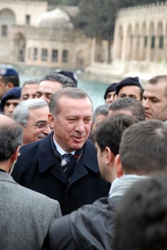 AK Parti Genel Başkanı ve Başbakan Recep Tayyip Erdoğan'ın Şanlıurfa mitinginde izdiham yaşandı. Erdoğan, aşırı kalabalıktan dolayı Şanlıurfa'daki miting alanına giremedi