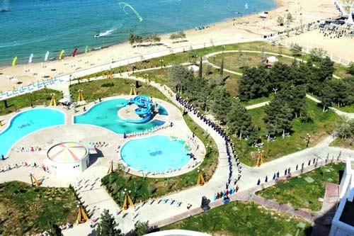 Berdimuhammedov, gece-gündüz ısı farkı en büyük şehirlerinden birinde dünyanın en tuzlu gölünün kıyısına dillere destan bir tesis, muhteşem bir açılış yaptı ama gazetecilerin şovu görüntülemesi için elden gelen arkaya konmadı! Bunlar kurtarılabilenler...