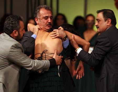 Başkent Moda Günleri, Sheraton Oteli'nde düzenlenen defileyle başladı. Defilede iki talihsiz kaza oldu, podyumda bayılan mankene ilk müdahale Faik Bey'den geldi.