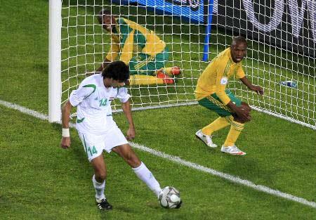 FIFA Konfederasyon Kupası'nın açılış maçında Güney Afrika ile Irak 0-0 berabere kaldı. Güney Afrika maçın 83. dakikasında öyle bir gol kaçırdı ki talihsiz futbolcu bile 'o an ölmek' istedi.
