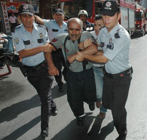 Sultanbeyli'de, iki katlı halı satış mağazasında çıkan yangına müdahale ederken dumandan zehirlenen itfaiyeciler hastaneye kaldırıldı