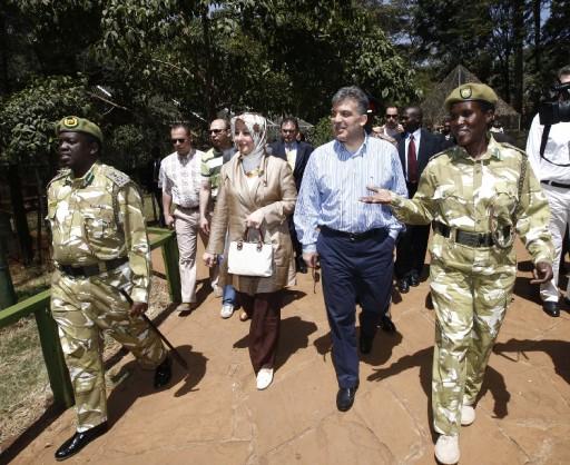 Cumhurbaşkanı Abdullah Gül, eşi Hayrünnisa Gül, Devlet Bakanı Said Yazıcıoğlu, Ulaştırma Bakanı Binali Yıldırım ve heyettekilerle Nairobi Ulusal Parkı'n çitaların bulunduğu kafese girdi ve çita sevdi...