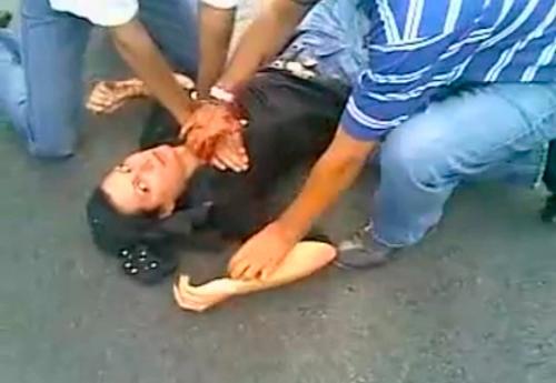 Youtubeda yer alan video görüntülerinden yakalanan bu karede, 20 Haziran 2009 tarihinde Tahranda çıkan çatışmalar esnasında göğsünden vurularak yaşamına veda eden Neda Agha-Soltan yer alıyor. İran halkı çıkan olaylara karşı tepkilerini Nedanın yasını tutarak, sosyal iletişim ağlarında ortaya koyuyorlar. (REUTERS/YouTube)