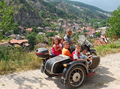 Bolu'nun Mudurnu ilçesinde tamircilik yapan Osman Aydın (61), çok yakıt harcayan motosikletine "Murat 124" marka otomobil motoru taktı.