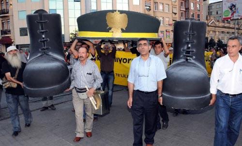 Beyoğlu'nda bir araya gelen grup, 12 Eylül Darbesi'nin yıldönümü olması nedeniyle Taksim tramvay durağından Galatasaray Meydanı'na kadar yürüyüş yapmak istedi.